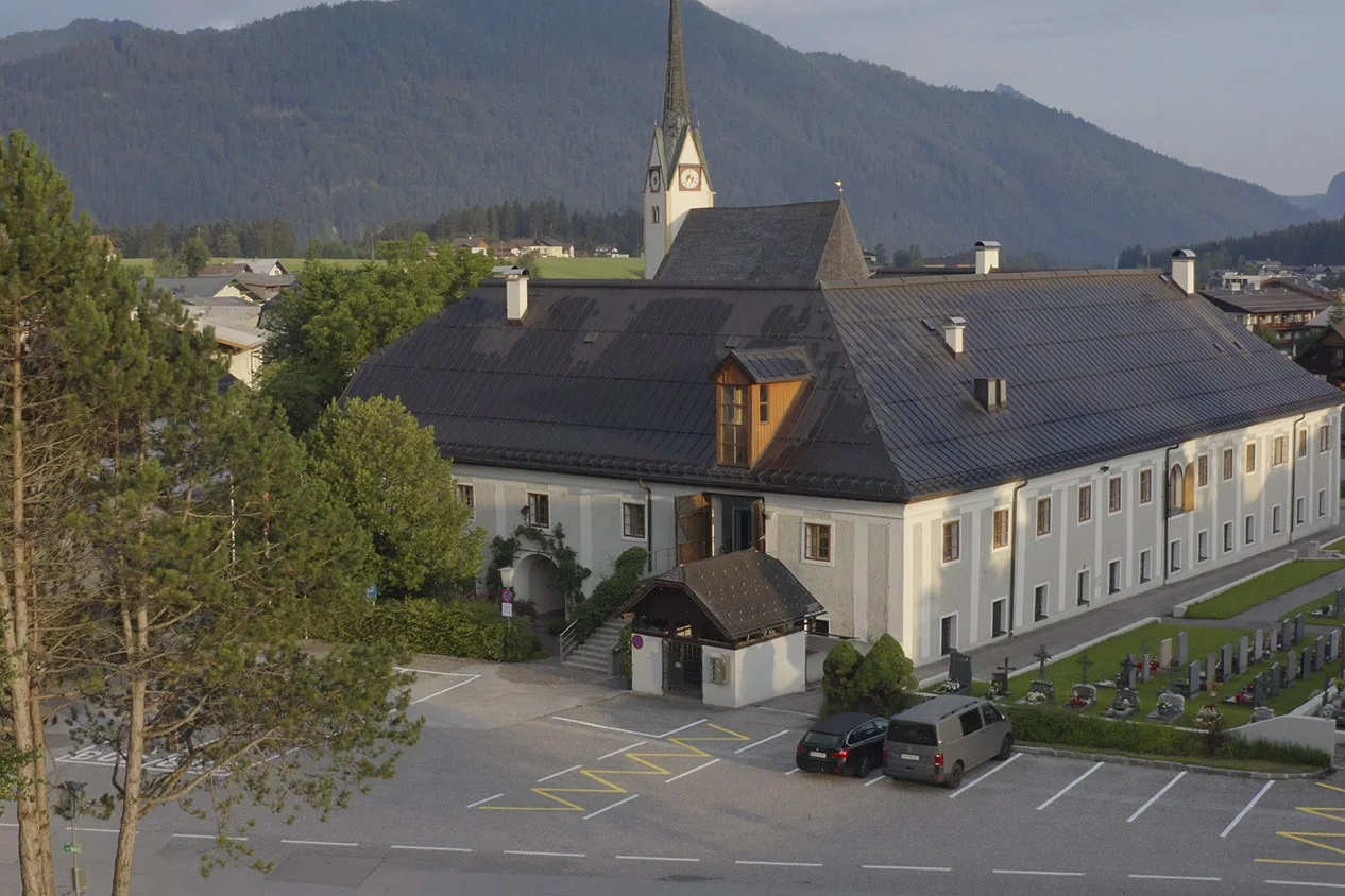 Klosterhof Abtenau von oben, mit Pfarrkirche und Bergen