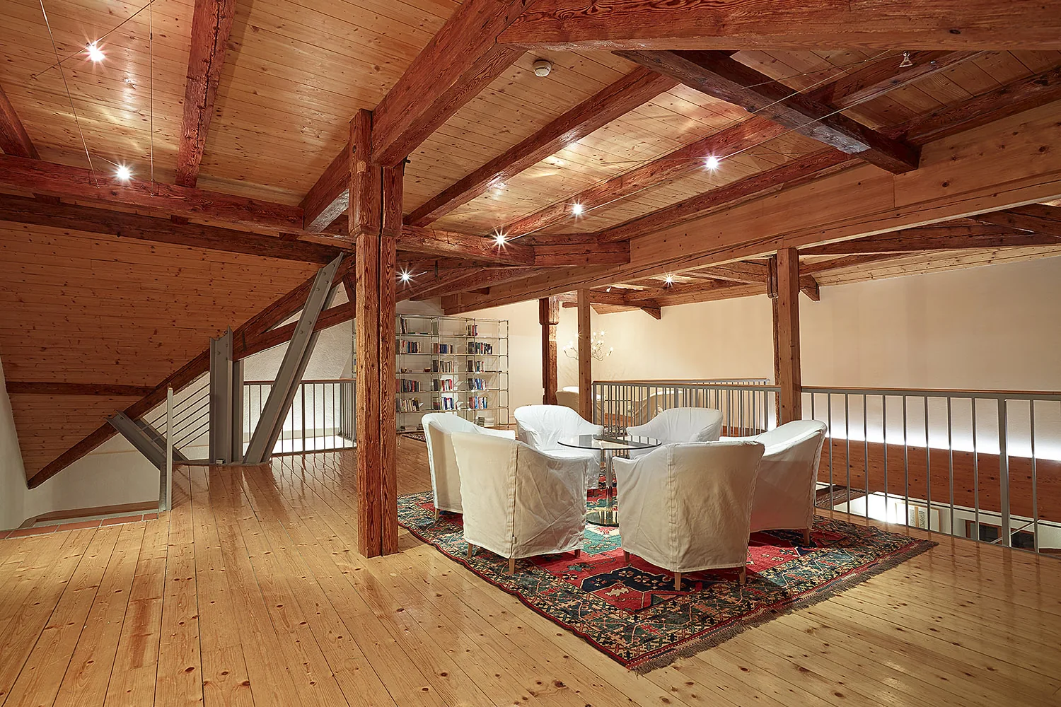 Lounge auf der Galerie unter dem Holzdach